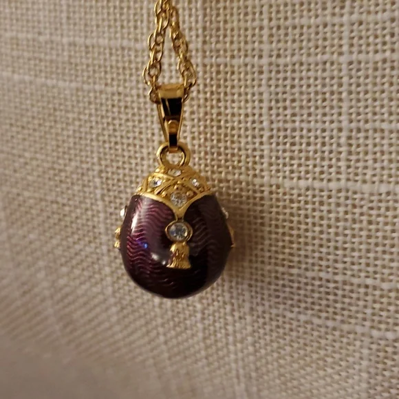 Vintage AVON Gold Tone Necklace Purple Enamel & Rhinestone Faberge Egg Pendant - Picture 8 of 9